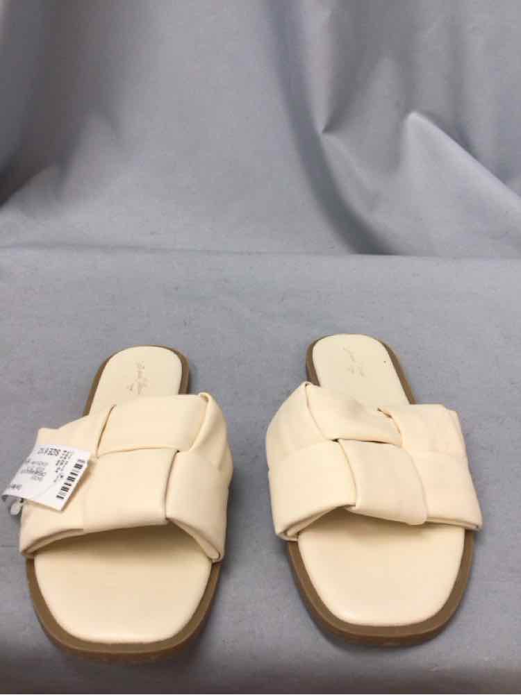UNIVERSAL THREAD SIZE 6 1/2 Ladies SHOES