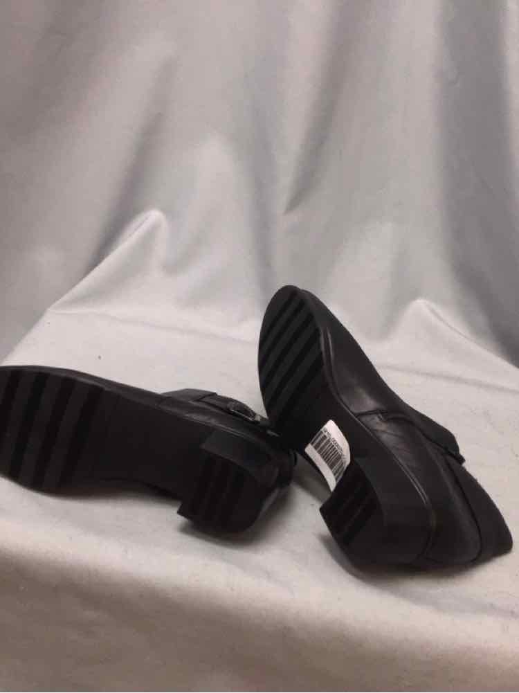 MUNRO SIZE 8 1/2 Ladies SHOES