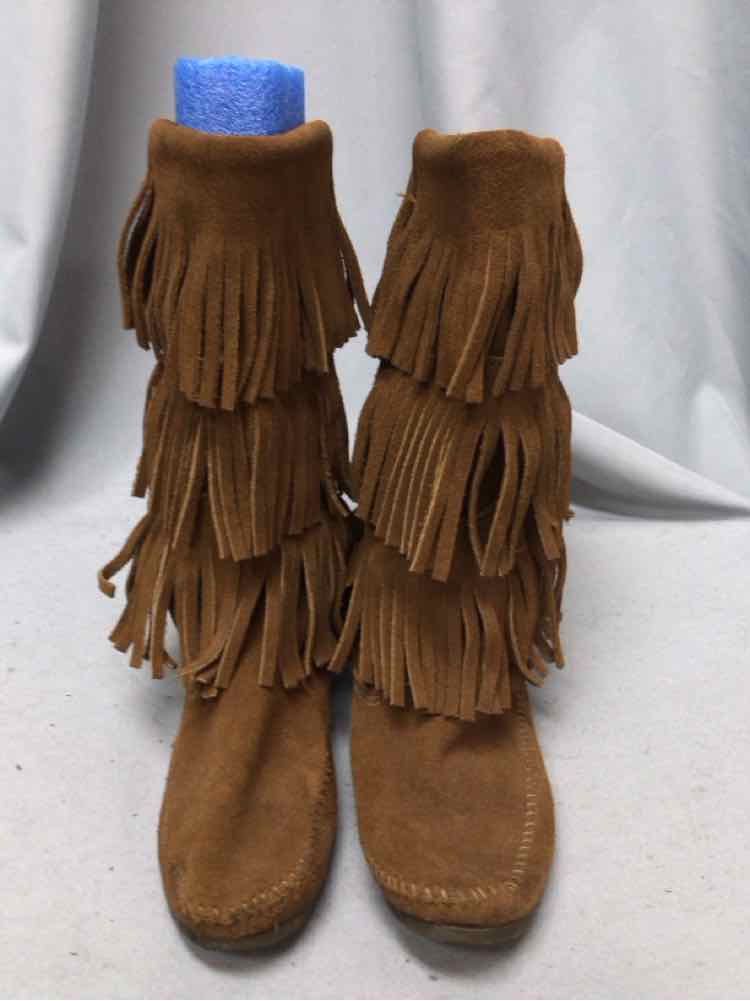 MINNETONKA SIZE 8 Ladies SHOES