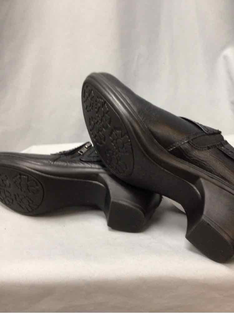 EASY STREET SIZE 8 1/2 Ladies SHOES