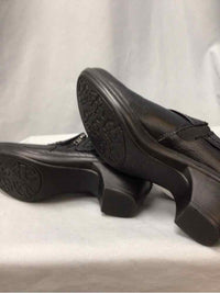 EASY STREET SIZE 8 1/2 Ladies SHOES
