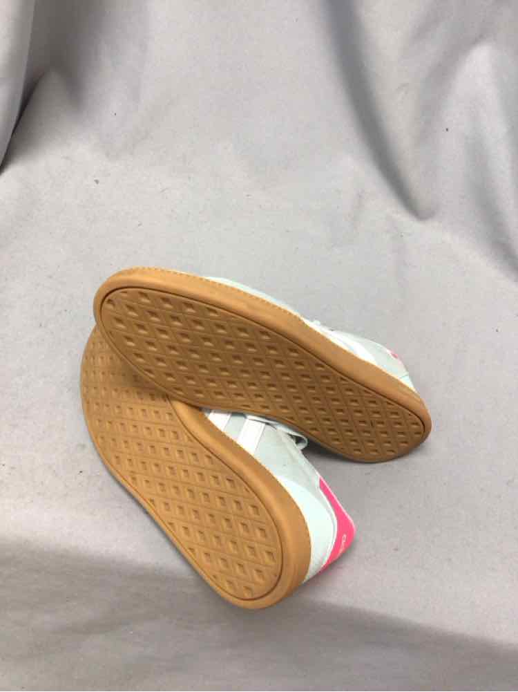 ADIDAS SIZE 7 Ladies SHOES