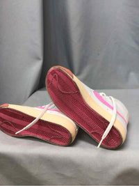 NIKE SIZE 7 Ladies SHOES