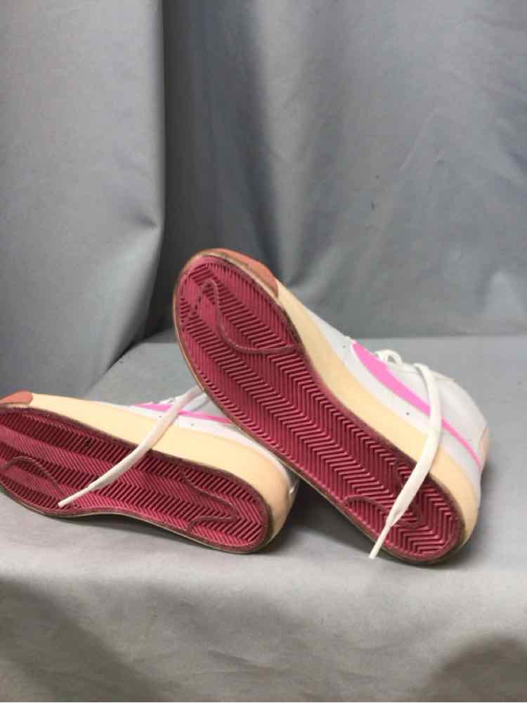 NIKE SIZE 7 Ladies SHOES