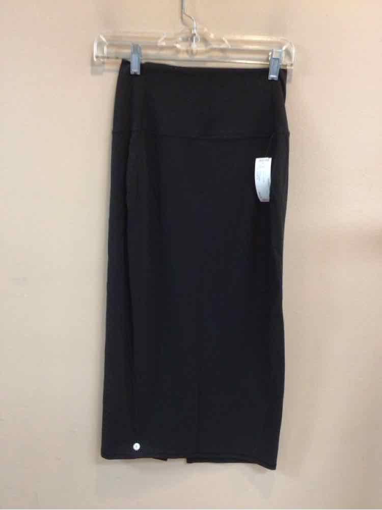 LULULEMON SIZE 6 Ladies SKIRT