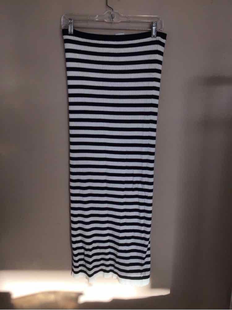 OLIVE & OAK SIZE MEDIUM Ladies SKIRT