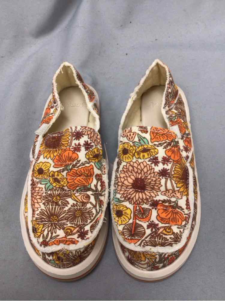 SANUK SIZE 7 Ladies SHOES