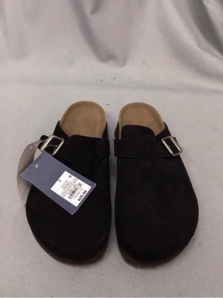 UNIVERSAL THREAD SIZE 7 Ladies SHOES