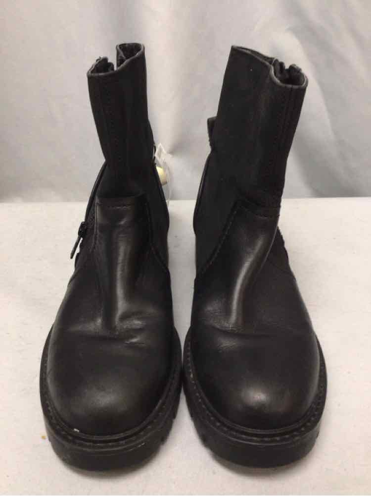 UGG SIZE 7 Ladies SHOES