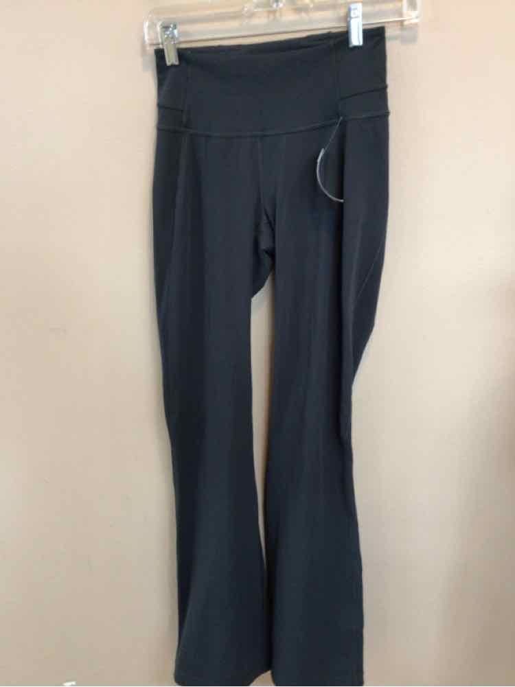 LULULEMON SIZE 4 Ladies EXERCISE