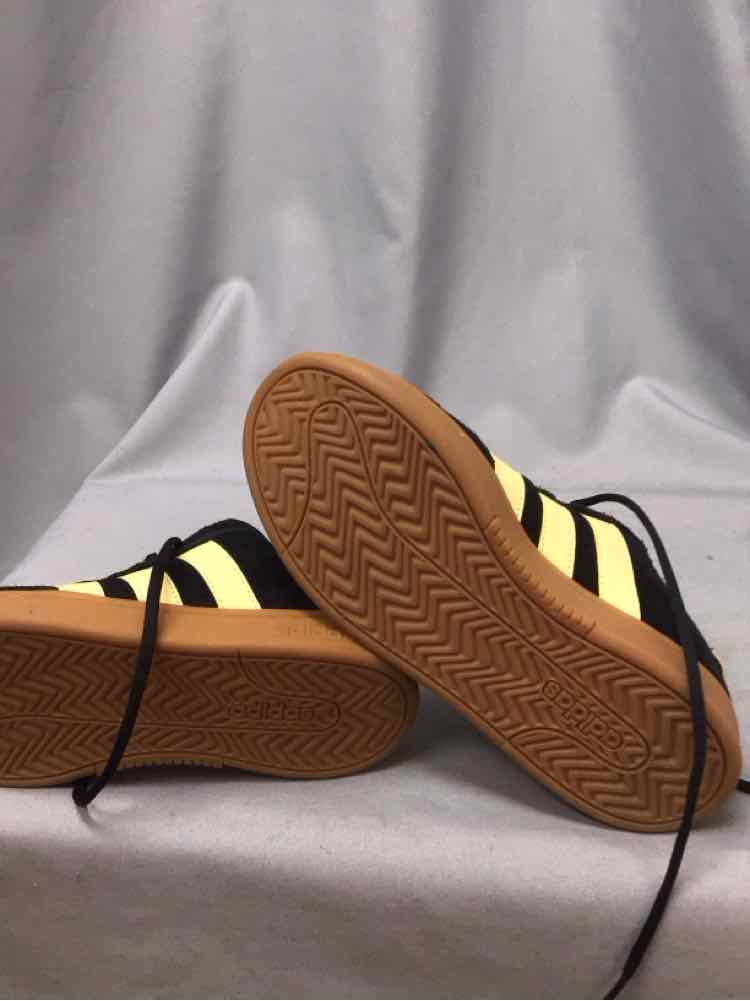 ADIDAS SIZE 7 1/2 Ladies SHOES