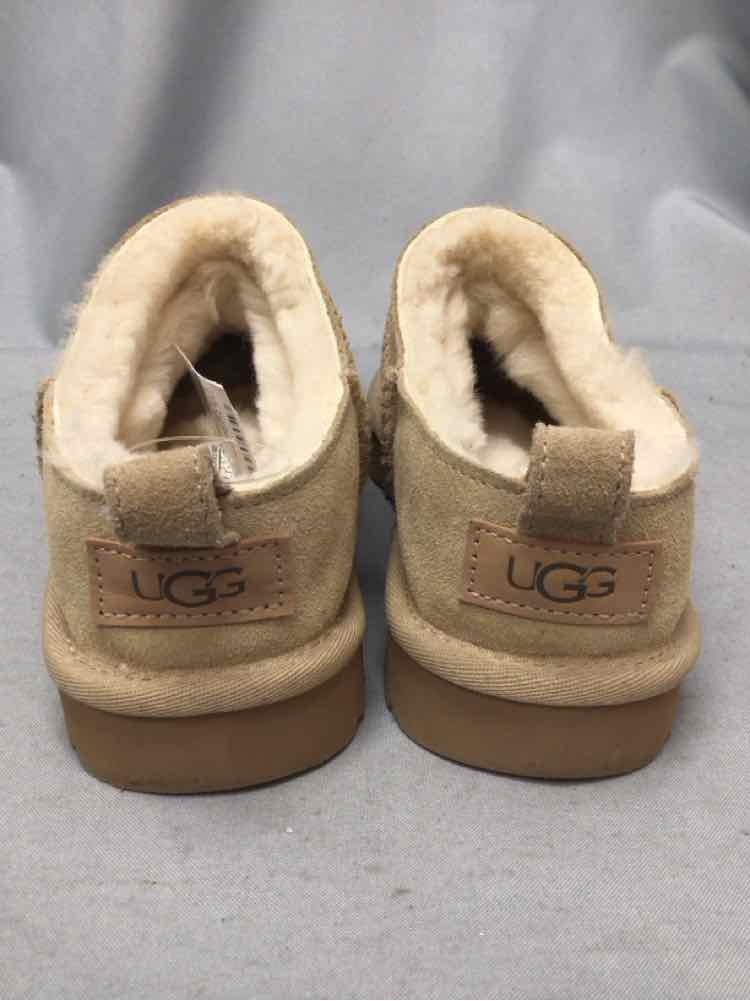 UGG SIZE 6 Ladies SHOES