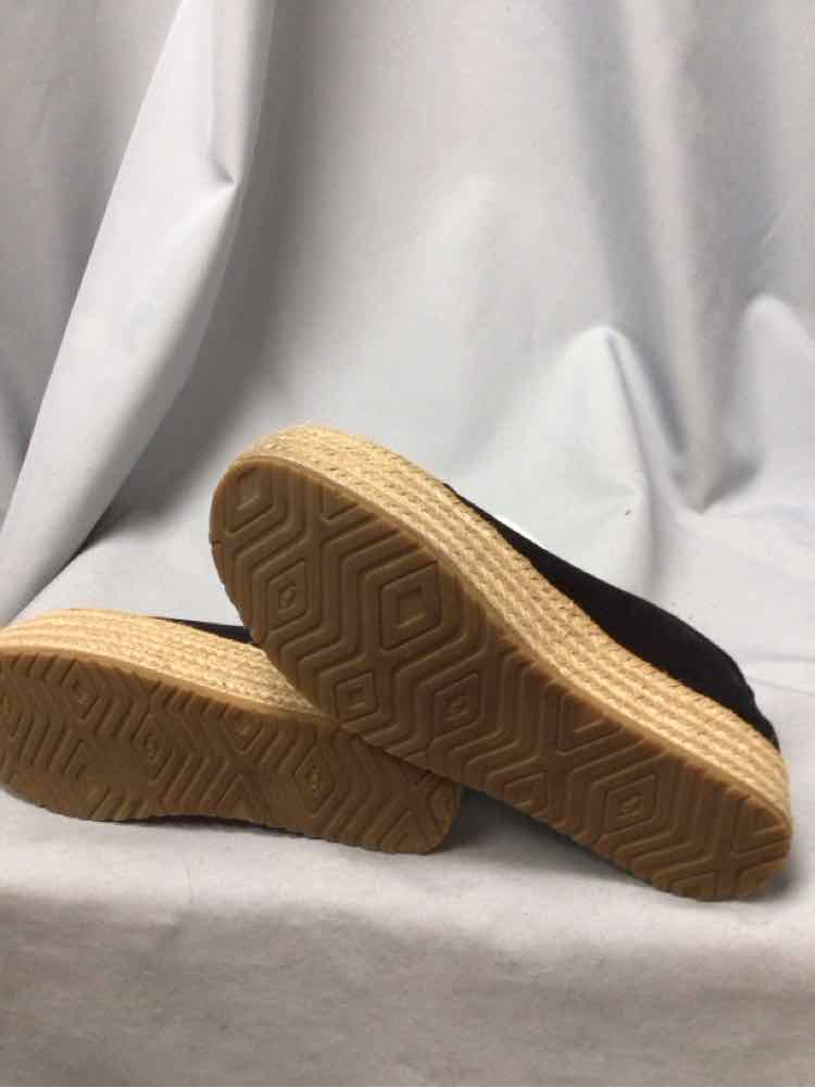 TOMS SIZE 6 1/2 Ladies SHOES