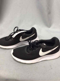 NIKE SIZE 6 Ladies SHOES