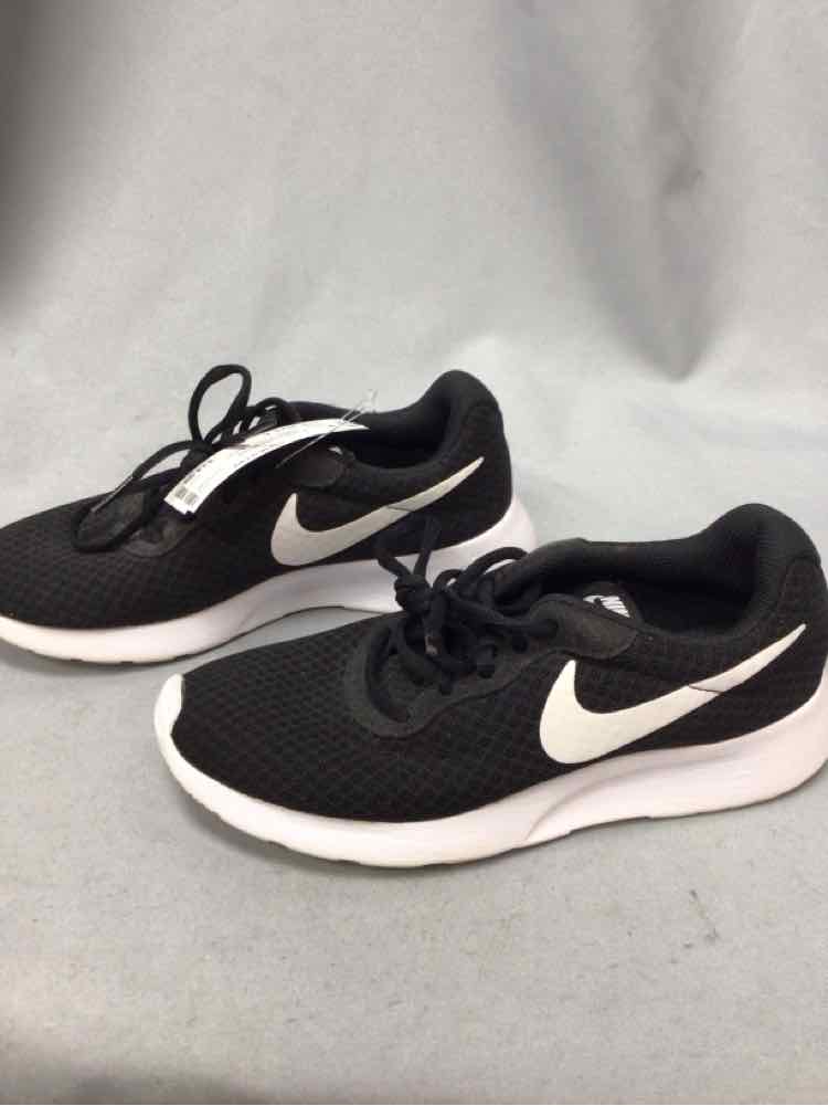 NIKE SIZE 6 Ladies SHOES