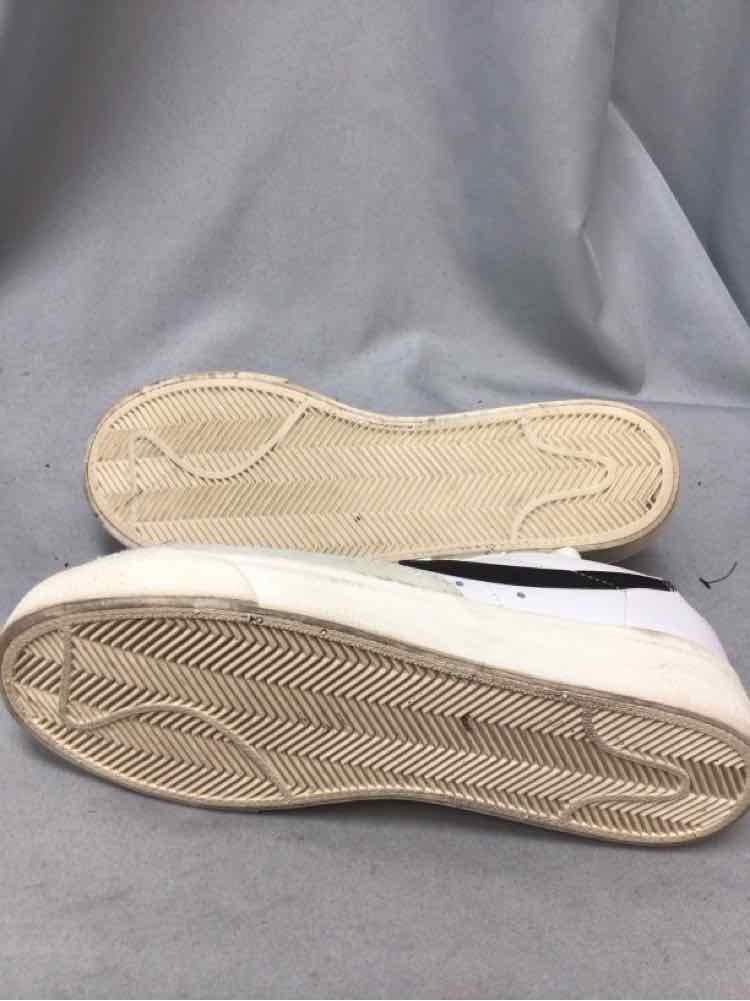 NIKE SIZE 8 1/2 Ladies SHOES