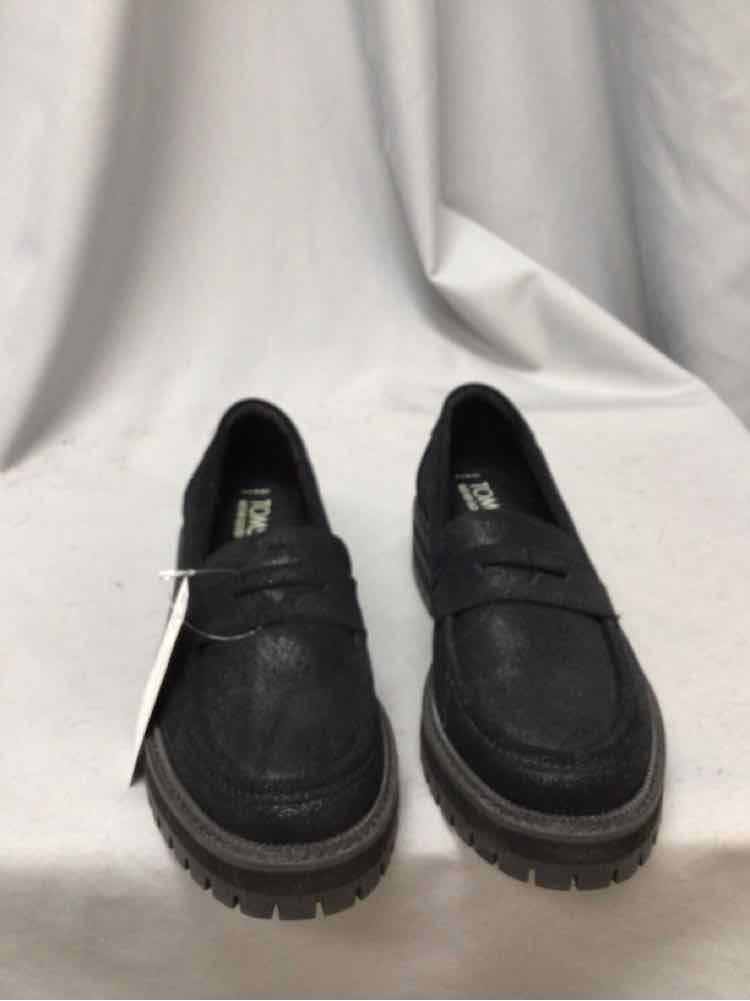 TOMS SIZE 7 1/2 Ladies SHOES