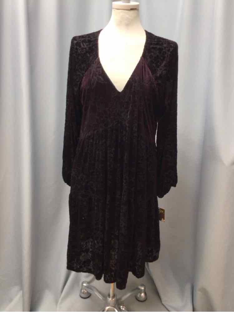 TAYLOR SIZE 16 Ladies DRESS