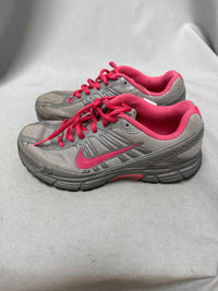 NIKE SIZE 7 Ladies SHOES