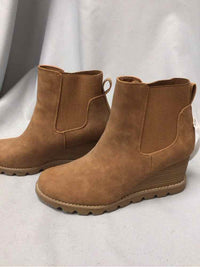 UNIVERSAL THREAD SIZE 9 1/2 Ladies SHOES