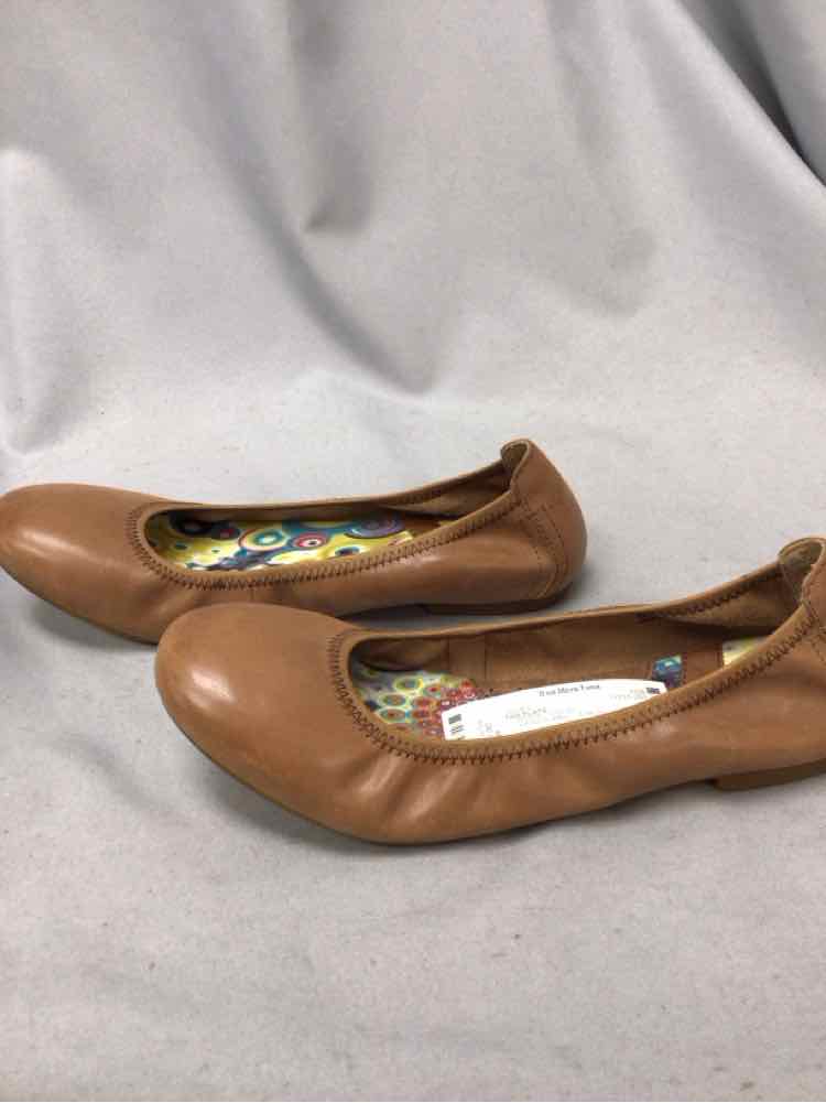 BORN SIZE 9 1/2 Ladies SHOES