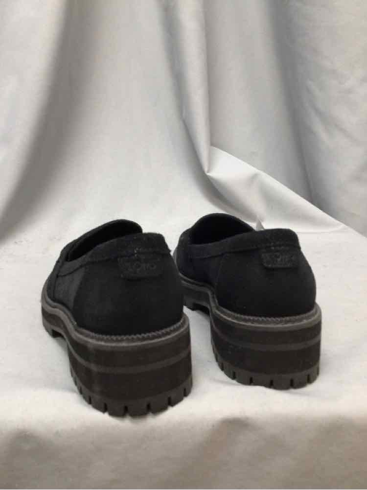 TOMS SIZE 7 1/2 Ladies SHOES