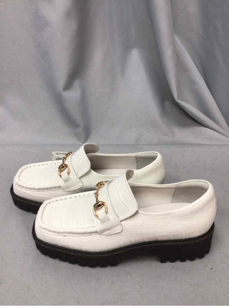 INTENTIONALLY SIZE 5 Ladies SHOES