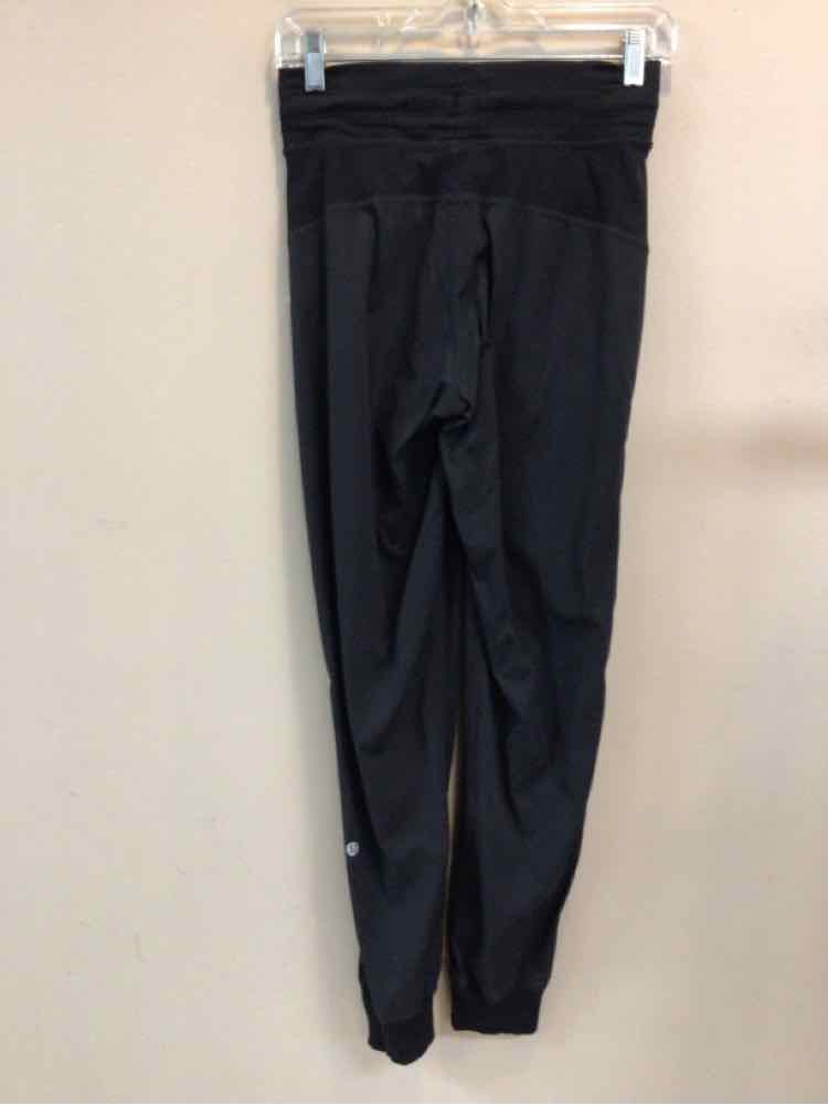 LULULEMON SIZE 4 Ladies EXERCISE