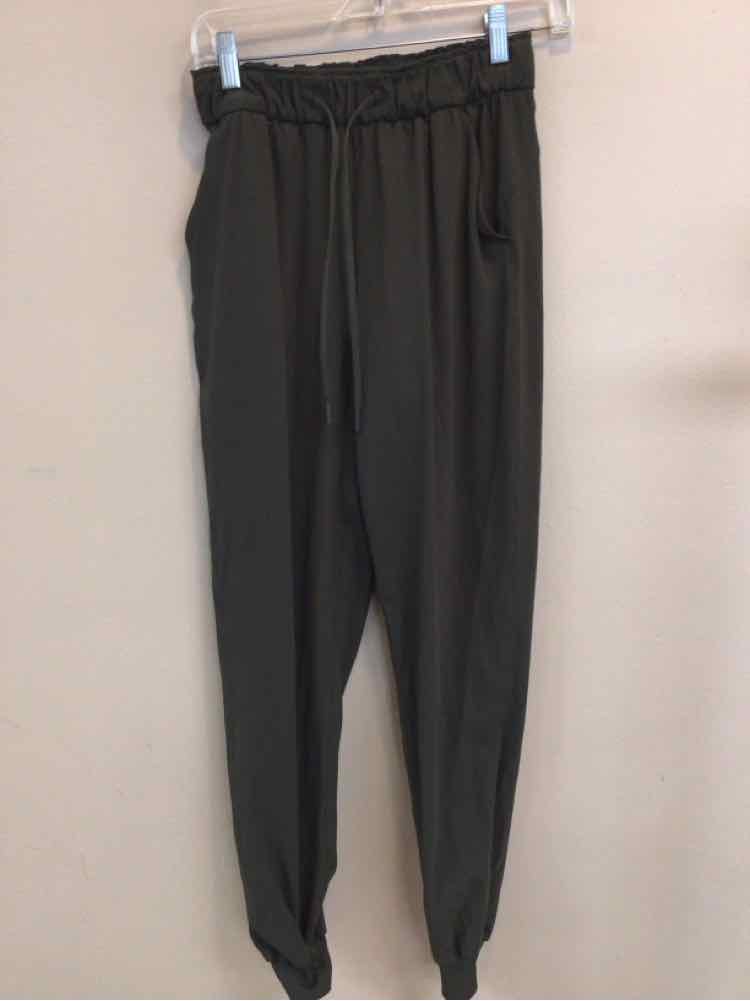 LULULEMON SIZE 4 Ladies EXERCISE