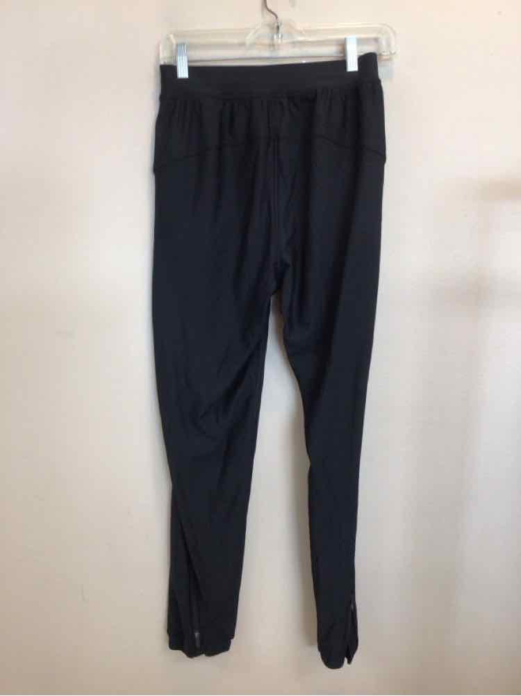 LULULEMON SIZE 4 Ladies EXERCISE