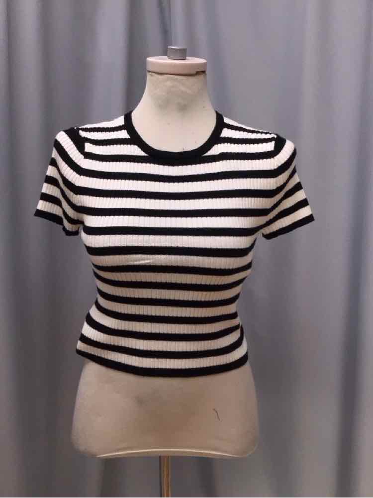 OLIVE & OAK SIZE MEDIUM Ladies TOP