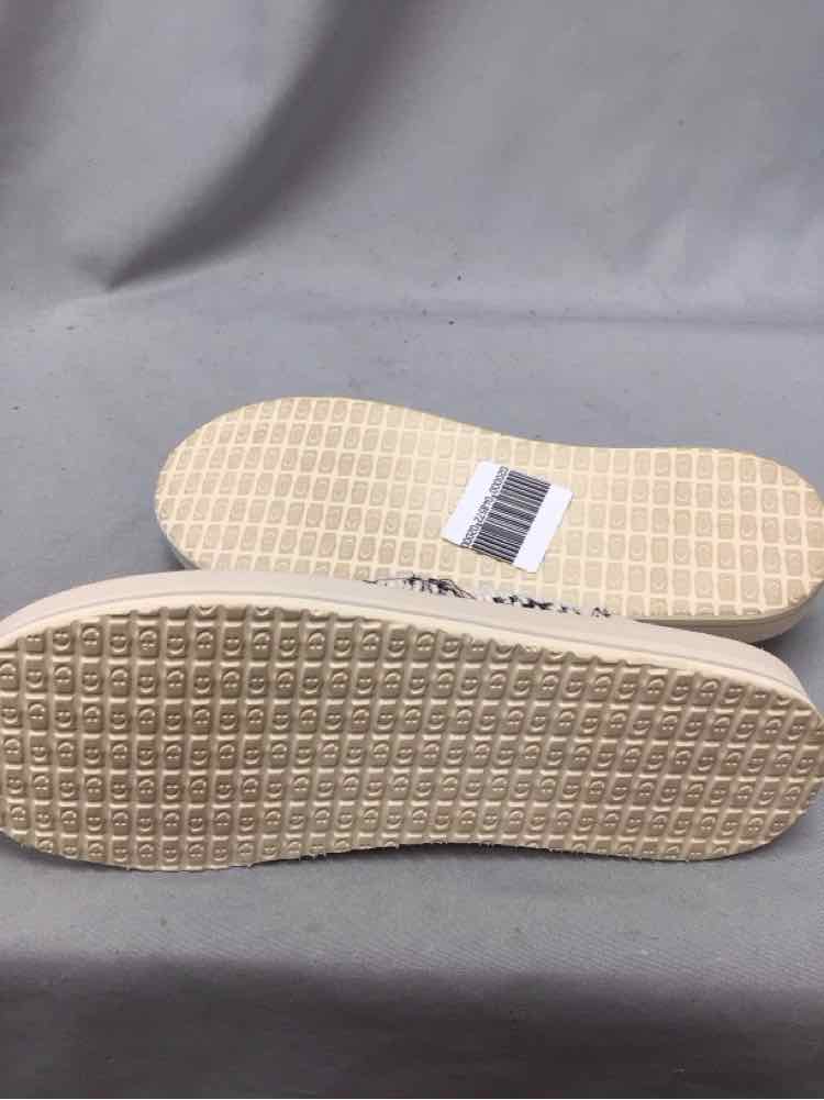 SANUK SIZE 7 Ladies SHOES
