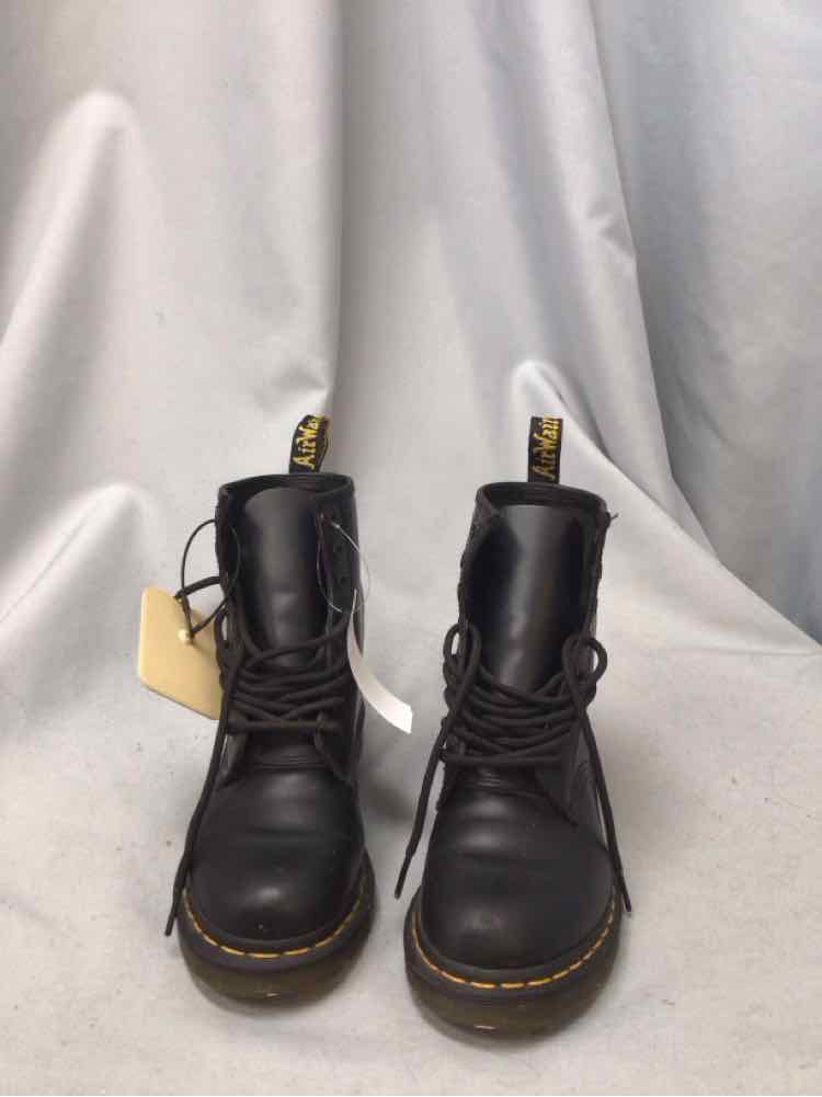 DOC MARTENS SIZE 6 Ladies SHOES