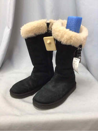 UGG SIZE 8 Ladies SHOES