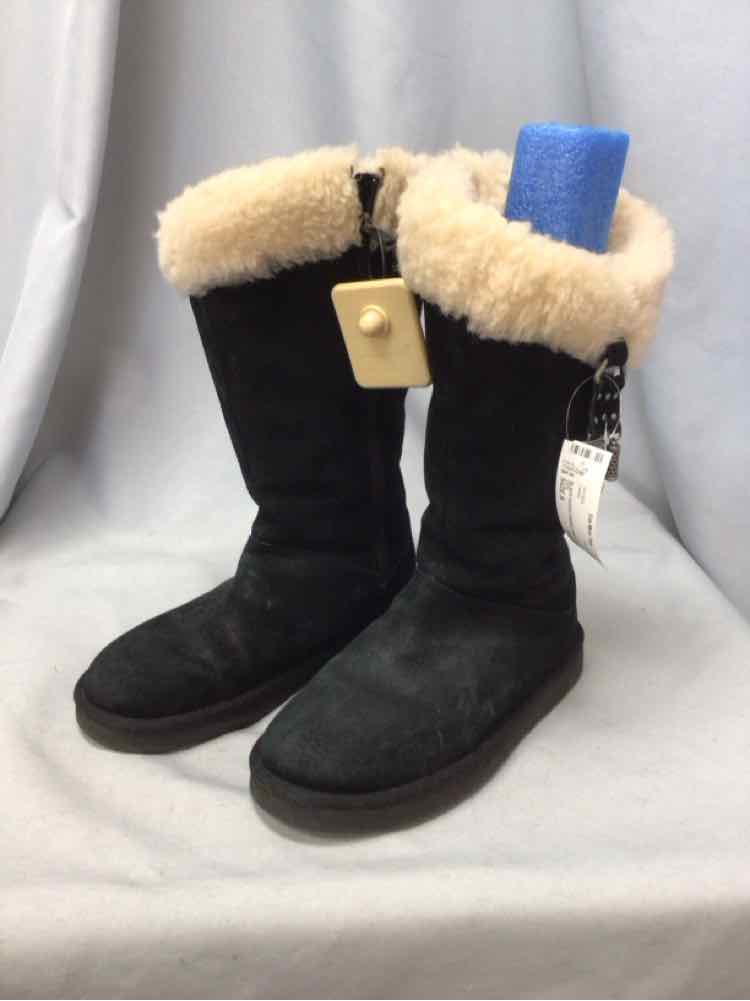 UGG SIZE 8 Ladies SHOES