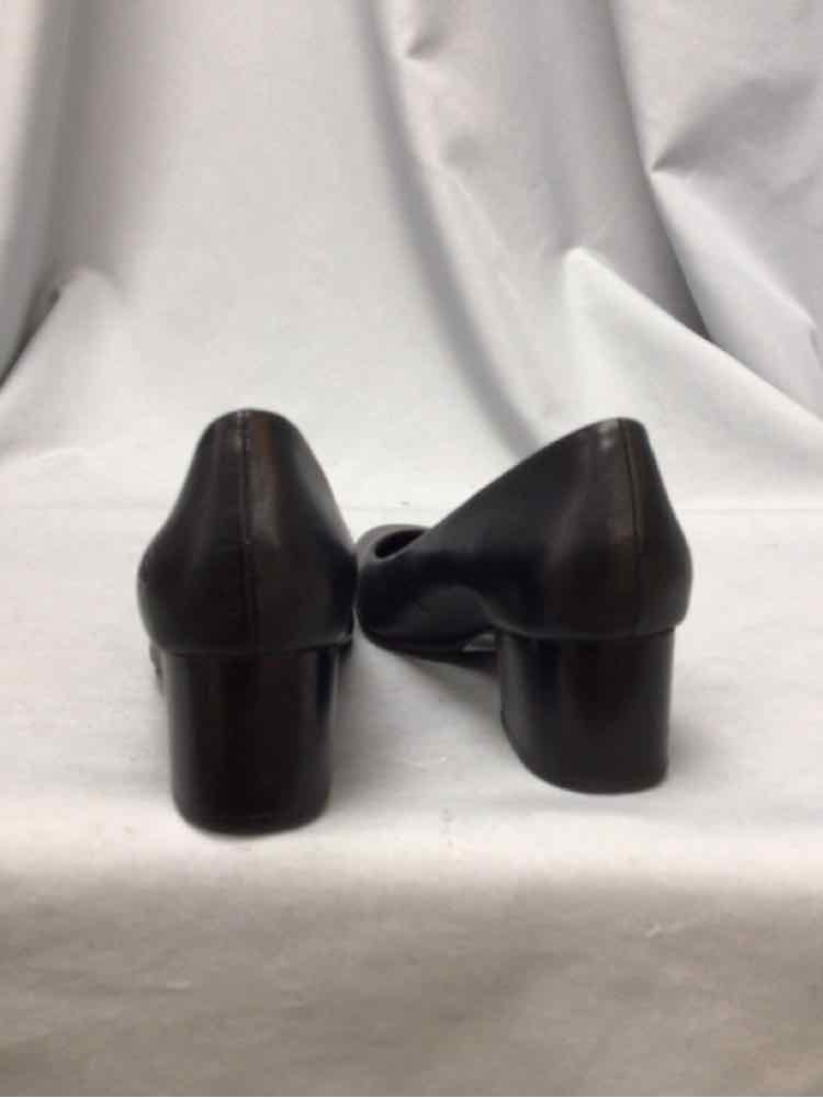 BORN SIZE 7 Ladies SHOES