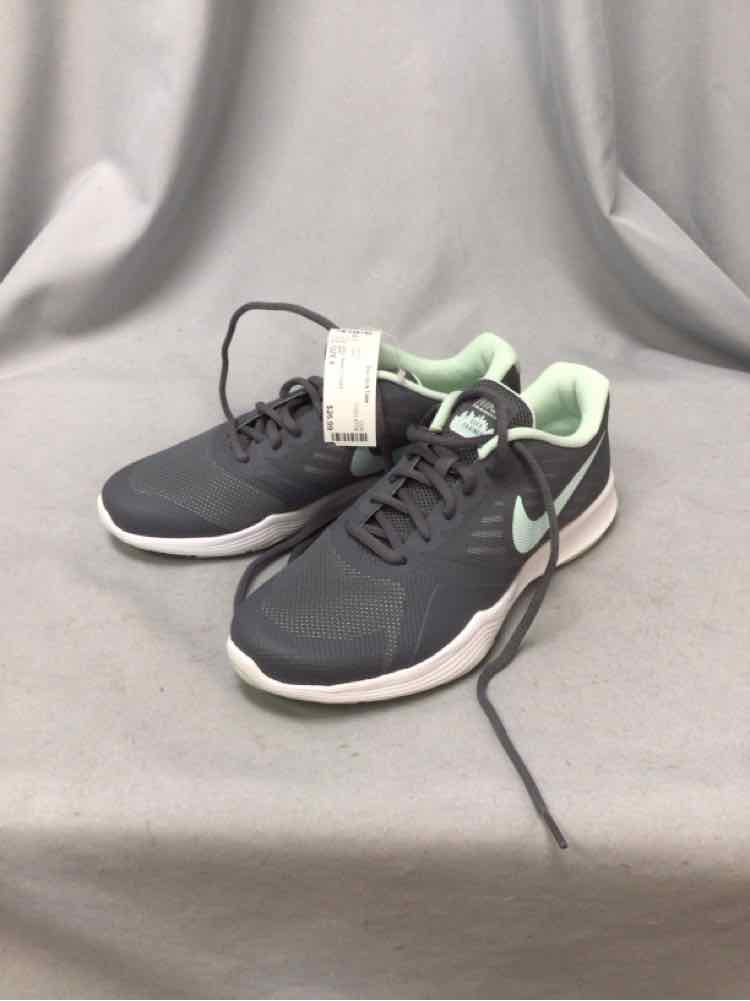 NIKE SIZE 8 Ladies SHOES
