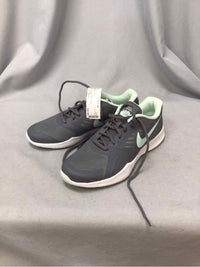 NIKE SIZE 8 Ladies SHOES