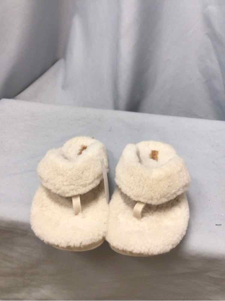 OLUKAI SIZE 8 Ladies SHOES