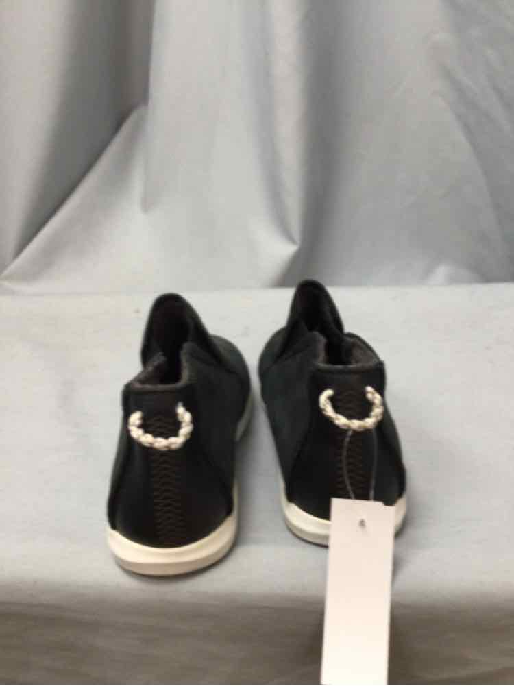 OLUKAI SIZE 5 Ladies SHOES