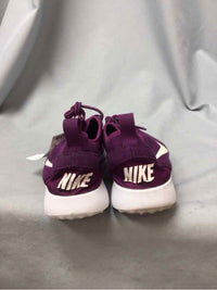 NIKE SIZE 6 Ladies SHOES