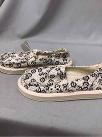 SANUK SIZE 7 Ladies SHOES