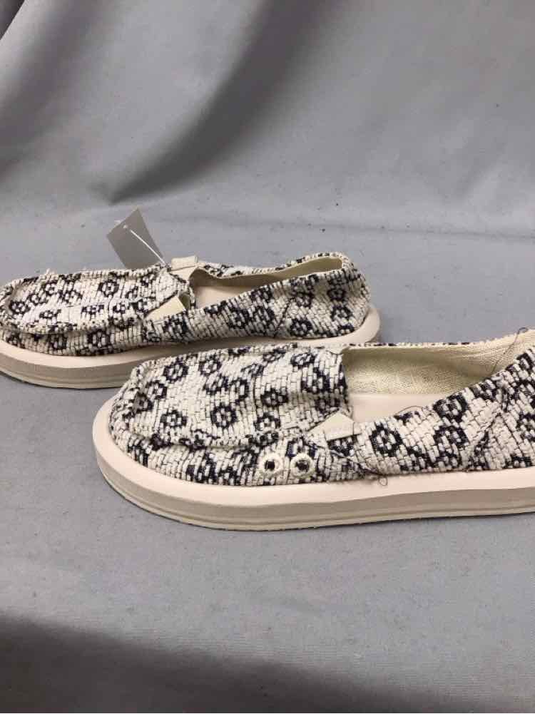 SANUK SIZE 7 Ladies SHOES
