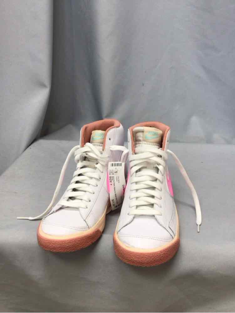 NIKE SIZE 7 Ladies SHOES