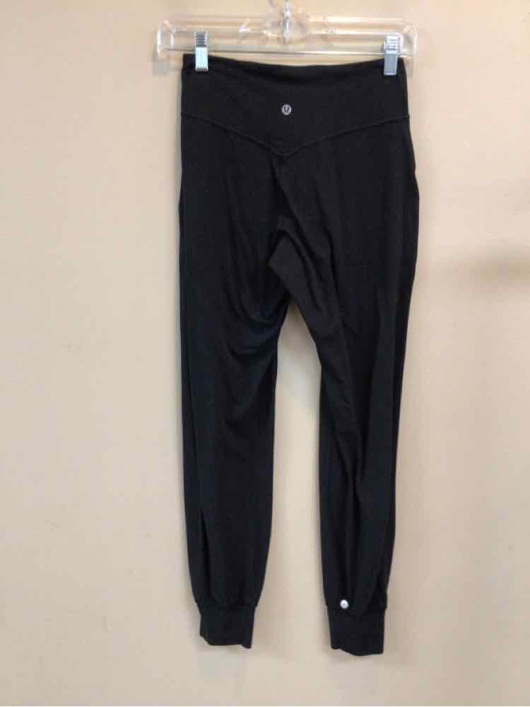 LULULEMON SIZE 4 Ladies EXERCISE