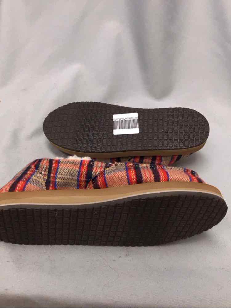 SANUK SIZE 7 Ladies SHOES