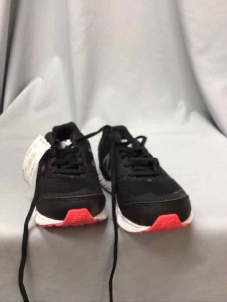 NEW BALANCE SIZE 8 Ladies SHOES