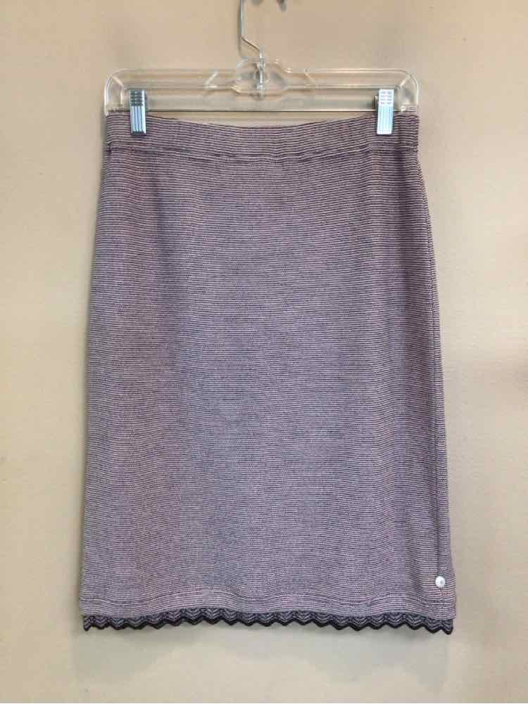ST. JOHN SIZE 4 Ladies SKIRT