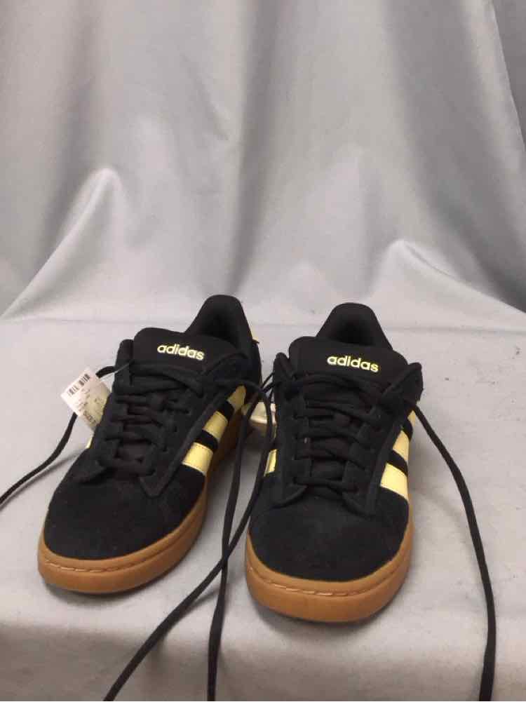 ADIDAS SIZE 7 1/2 Ladies SHOES
