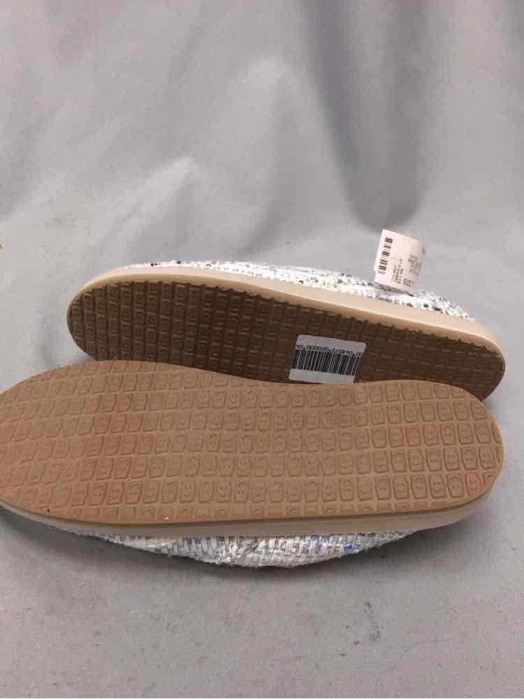 SANUK SIZE 7 Ladies SHOES